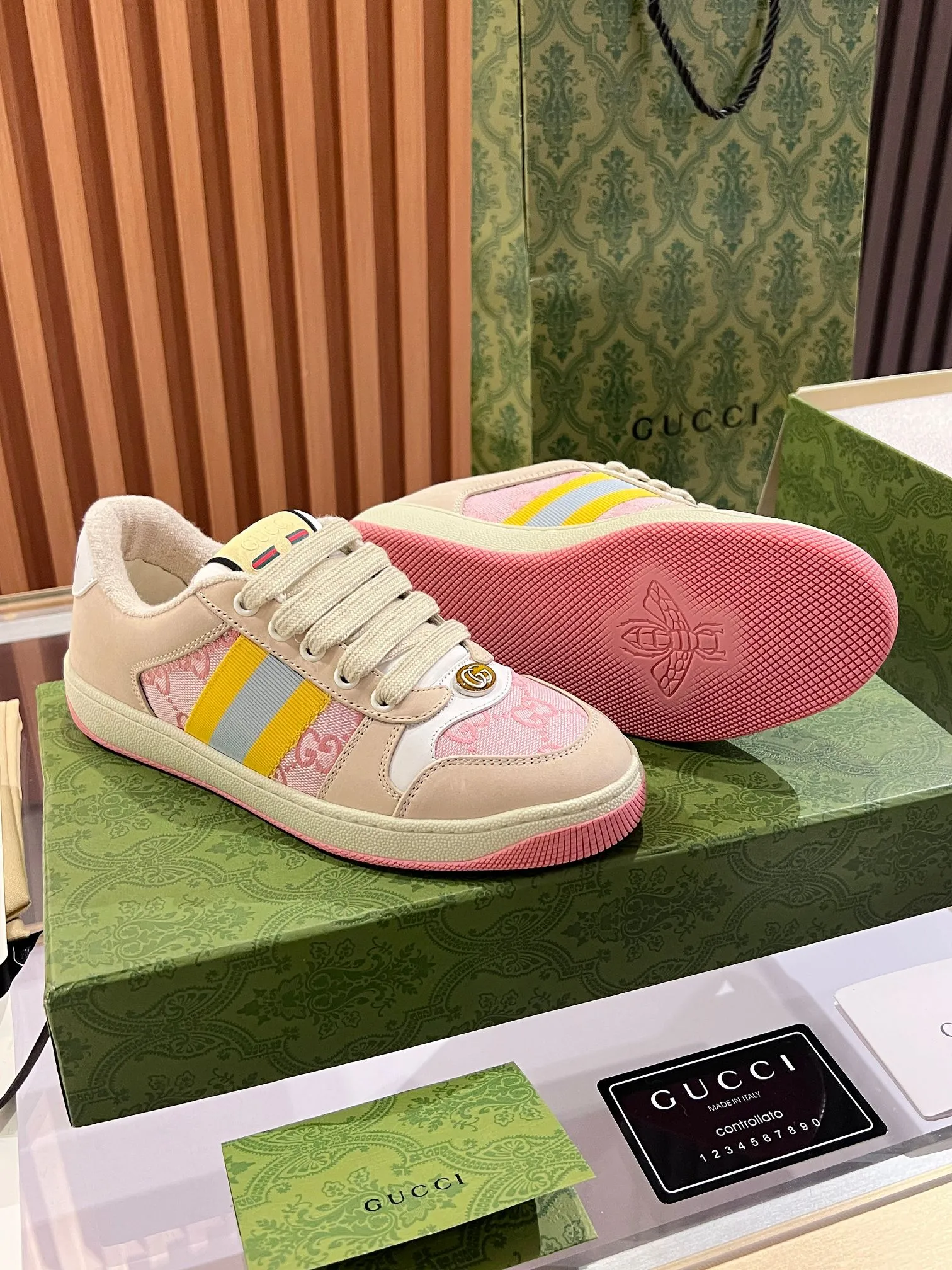 👟👟Ex-factory price 540👟👟 ⚡️Gucci Dirty Shoes Top factory quality, impeccable at the counter, the comfort is incredible. Retro distressed elements, washed retro logo on the tongue, metal double LOGO, 99% recognizable, full of Gucci elements; terry cloth lining, cowhide foot pads and 3mm latex are much more comfortable than real leather shoes. Environmentally friendly TPU wear-resistant outsole, soft and elastic. The inside of the tongue is made of imported elastic bands, which have great tension and won't strangle your feet. I don't develop the shoes without the original version. Only by getting the original version can the shoes be accurate and beat the market version instantly. Every stitch and every stitch is very tight and full. The debugging process is the most painstaking and requires no less than a hundred modifications before it is adjusted to the perfect state so that it can be worn comfortably by all foot types! Size 35-40 women’s model)